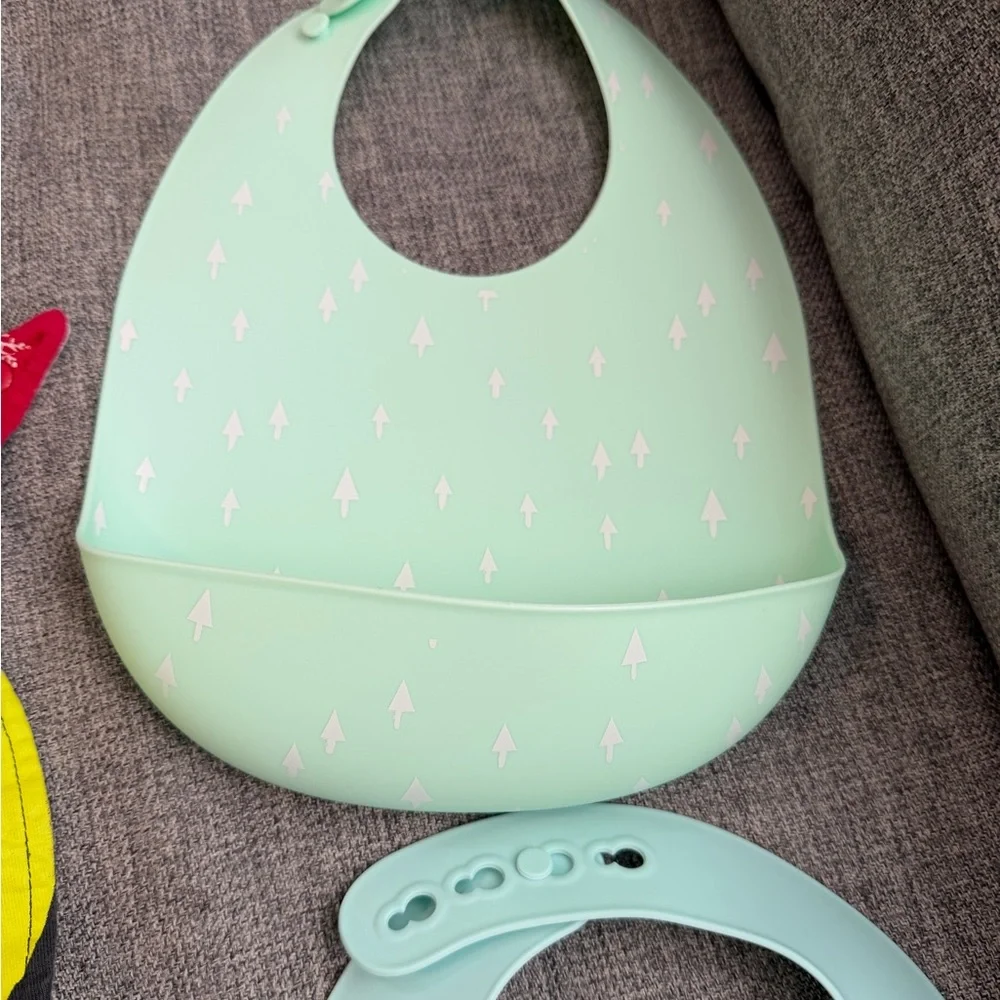 6 cloth bibs and 2 Silicone Baby Bib Set (8 total) GUC Mixed Brands